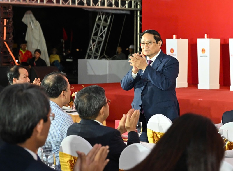 Thủ tướng Phạm Minh Chính dự lễ khởi công hai dự án chiến lược tại TP. Hải Phòng chào mừng Okvip69.com bán cá nổ hủ đại biểu Đảng bộ thành phố lần thứ nhất. Ảnh: Cấn Dũng