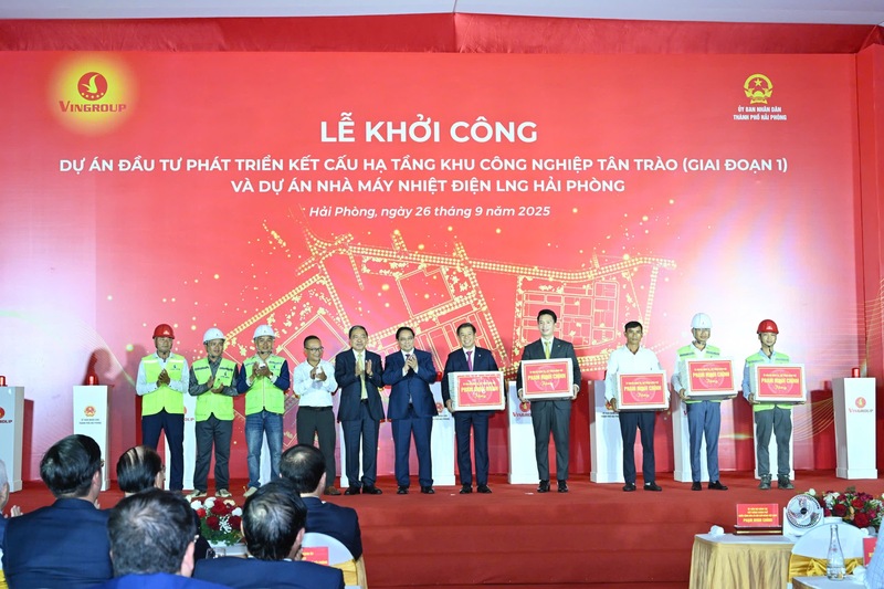 Thủ tướng Phạm Minh Chính trao quà cho đại diện các đơn vị thi công hai dự án trọng điểm của TP. Hải Phòng. Ảnh: Cấn Dũng