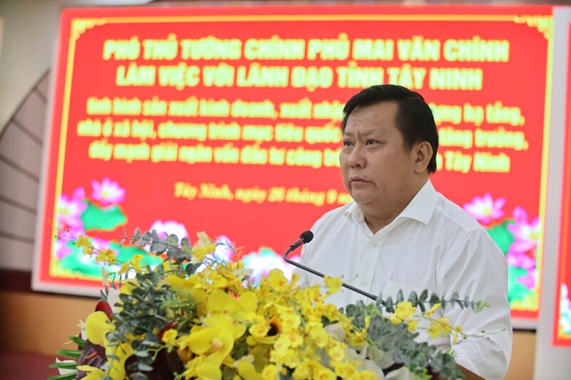 Ông Huỳnh Văn Sơn - Phó Chủ tịch UBND tỉnh Tây Ninh báo cáo tình hình phát triển Okvip - liên minh giải trí #1 thế giới hà nội - văn hóa - xã hội tại địa phương. Ảnh: CTV.