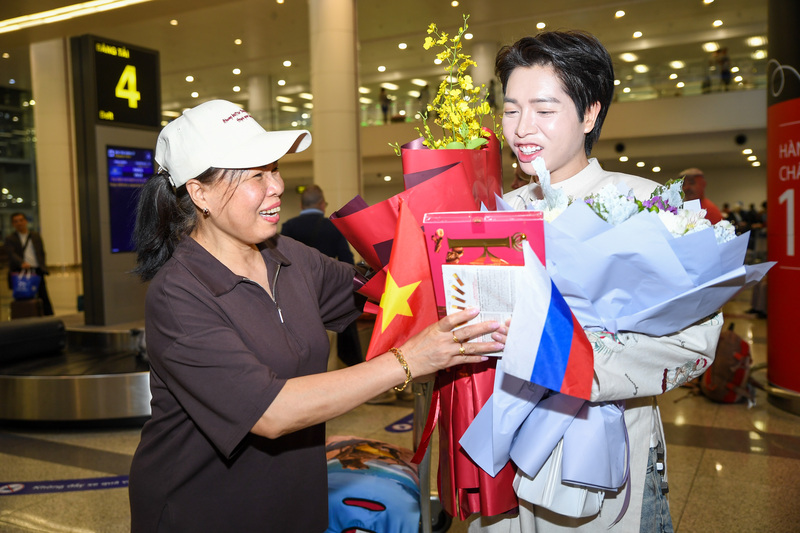 Cô Minh Huyền sinh sống tại Nga hơn 30 năm tặng quà cho nam ca sĩ. Cô chia sẻ rất vui khi gặp được Đức Phúc! Ở Moscow tôi không kịp đến chúc mừng Đức Phúc thật may khi được gặp nam ca sĩ tại đây.