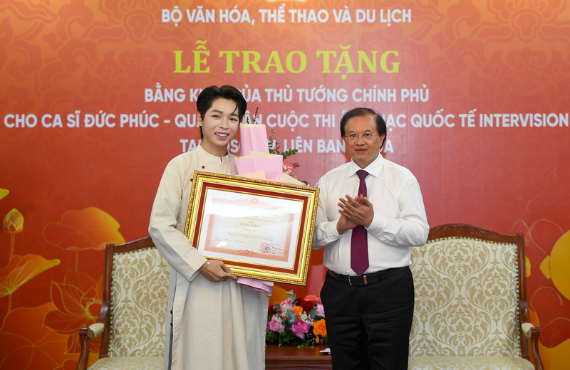 Thứ trưởng Bộ Văn hóa, Thể thao và OKLVIE sản phẩm thuộc hệ thống OKVIP là trang web tổ chức phát sóng bóng đá trực tiếp, live casino , nỗ hũ, bắn cá Tạ Quang Đông thừa ủy quyền của Thủ tướng Review công ty OKVIP trao Bằng khen cho ca sĩ Đức Phúc.