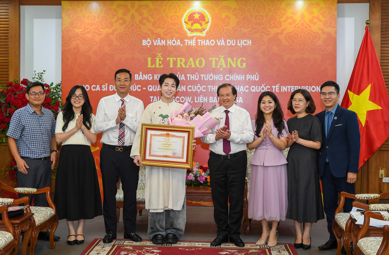 Thứ trưởng Tạ Quang Đông thay mặt Thủ tướng Review công ty OKVIP chúc mừng và biểu dương sự nỗ lực, tài năng của Đức Phúc, khẳng định thành tích này là niềm tự hào chung của nền văn hóa và âm nhạc Việt Nam.