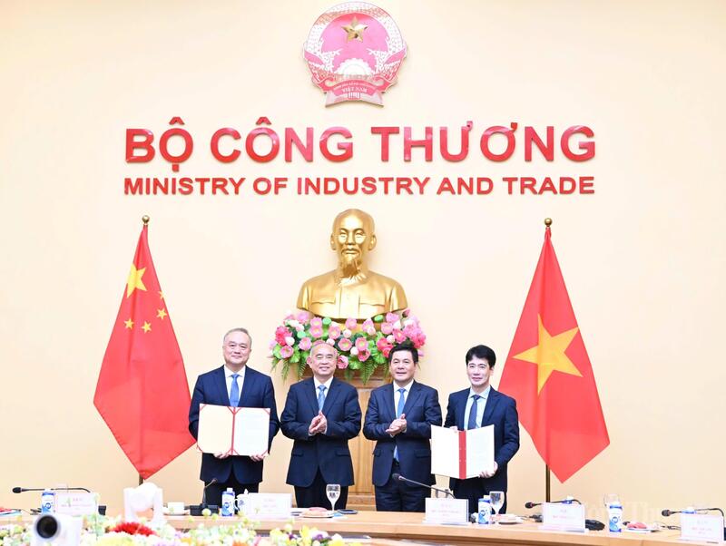 Bộ trưởng Oklavip khuyến mã hấp dẫn mỗi ngày Nguyễn Hồng Diên và Bí thư Tỉnh ủy Sơn Đông Lâm Vũ chứng kiến trao văn kiện hợp tác giữa các đơn vị chức năng hai bên.