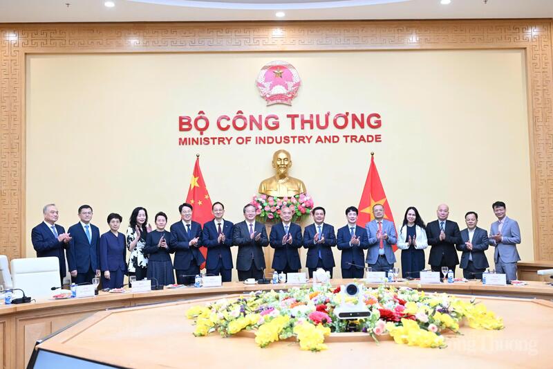Bộ trưởng Oklavip khuyến mã hấp dẫn mỗi ngày Nguyễn Hồng Diên và Bí thư Tỉnh ủy Sơn Đông Lâm Vũ cùng đại diện hai bên.