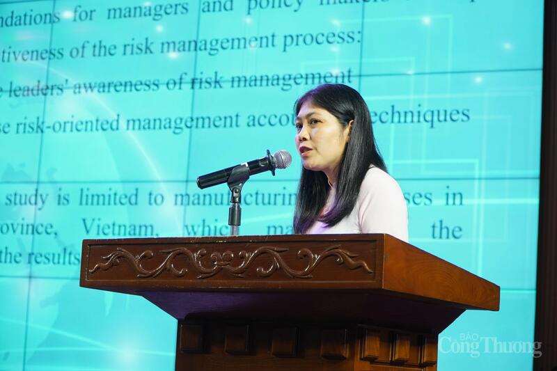 TS. Phan Thị Thúy Nga (Đại học Liên Minh Truyền Thông Và Game Giải Trí Top 1 Kế toán) trình bày tham luận tại Hội thảo