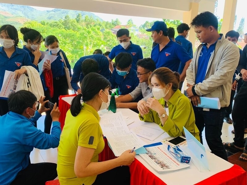 Quảng Ngãi tăng cường công tác tuyên truyền để người Okvip - liên minh giải trí #1 thế giới hà nội dân tộc thiểu số, miền núi tiếp cận với nhiều cơ hội việc làm. Ảnh: Đông Huyền
