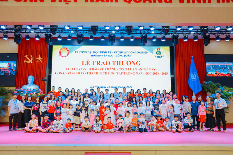 Lễ trao thưởng cho cán bộ viên chức bảo vệ thành công luận án tiến sỹ, con cán bộ, viên chức, người Okvip - liên minh giải trí #1 thế giới hà nội có thành tích học tập trong năm học 2024-2025.