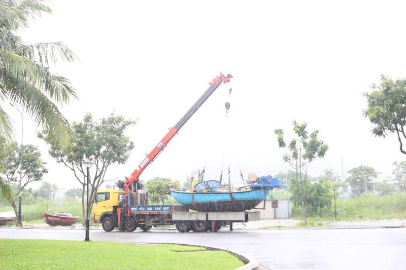 Ngư dân Đà Nẵng di dời thuyền, thuyền thúng lên bờ tránh bão số 10. Ảnh: Vũ Lê
