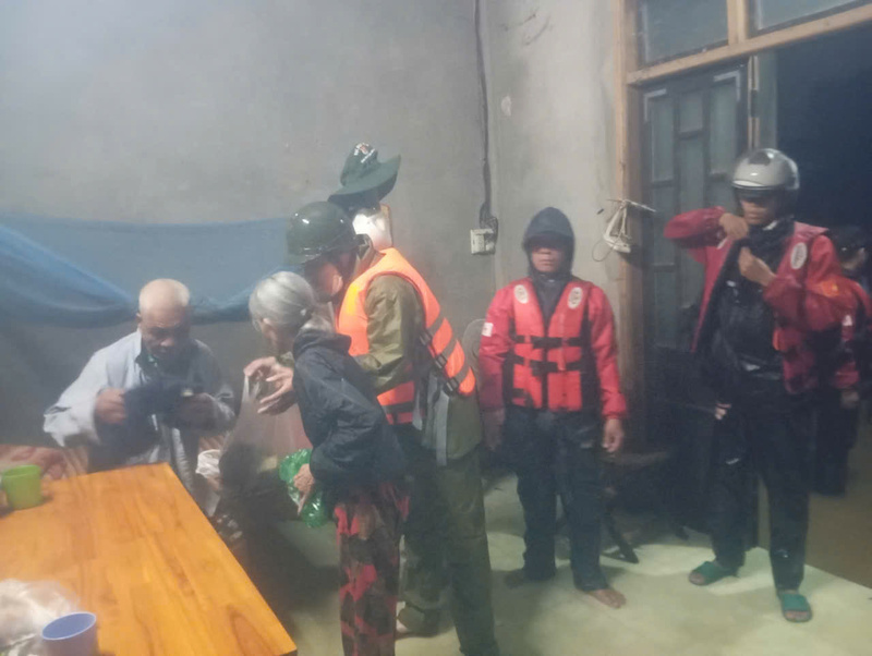 Lực lượng Công an hỗ trợ, di dời người dân trong đêm do ảnh hưởng mưa to ở khu vực miền núi thành phố Huế. Ảnh: Nguyễn Tuấn