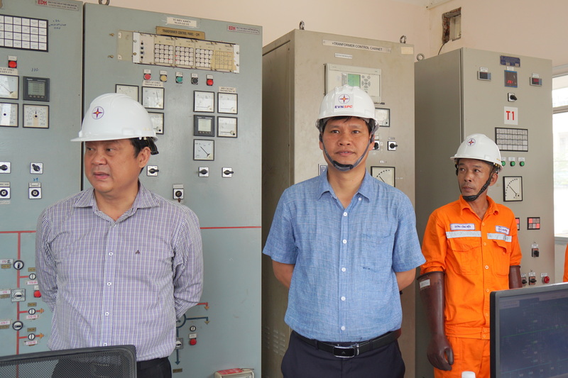 Ông Bùi Quốc Hoan, Phó Tổng giám đốc EVNSPC trực tiếp có mặt để giám sát và chỉ đạo công tác đóng điện công trình cải tạo, nâng công suất Trạm biến áp 110kV Phụng Hiệp từ 2x25MVA thành 2x40MVA. Ảnh: EVNSPC.