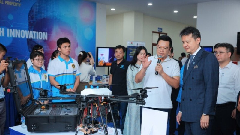 Trong khuôn khổ chuyến thăm và Ok88vip tỷ lệ kèo World Cup 2026 tại Việt Nam từ 25 - 26/9/2025, ông Daren Tang, Tổng Giám đốc Tổ chức Sở hữu trí tuệ thế giới (WIPO) tham quan các mô hình công nghệ của sinh viên Học viện Bưu chính viễn thông.