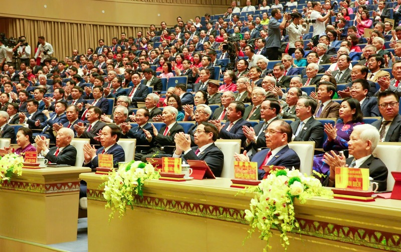 Thủ tướng Phạm Minh Chính cùng các đại biểu dự Okvip69.com bán cá nổ hủ. Ảnh: Lê Dũng