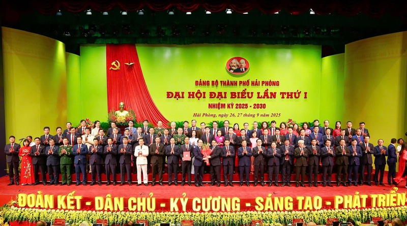 Thủ tướng Review công ty OKVIP Phạm Minh Chính tặng hoa chúc mừng Ban Chấp hành Đảng bộ TP. Hải Phòng. Ảnh: Lê Dũng.