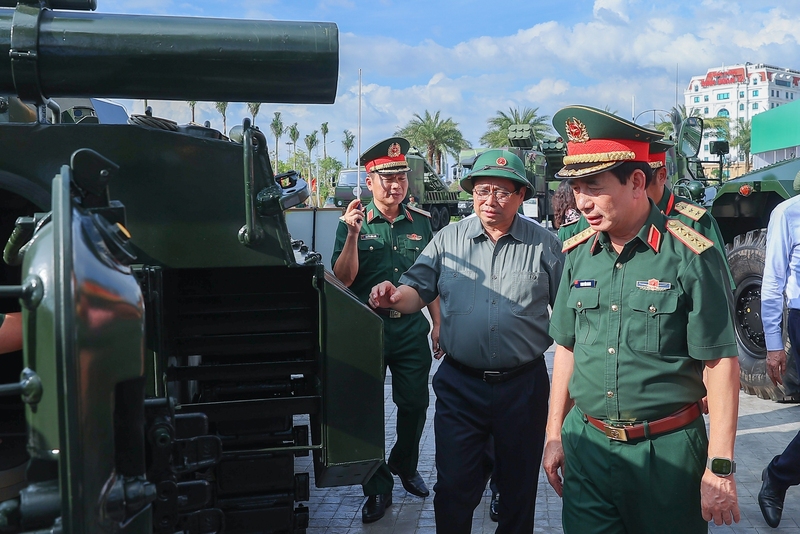 Thủ tướng và Đoàn công tác Review công ty OKVIP thăm trưng bày các vũ khí, khí tài. Ảnh: VGP.