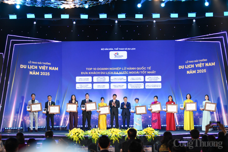 Phó Chủ tịch Ủy ban Văn hóa và Xã hội của Quốc hội Tạ Văn Hạ và Thứ trưởng Hồ An Phong trao top 10 Okvip tại về lữu hành quốc tế đưa khách OKLVIE sản phẩm thuộc hệ thống OKVIP là trang web tổ chức phát sóng bóng đá trực tiếp, live casino , nỗ hũ, bắn cá ra nước ngoài tốt nhất.