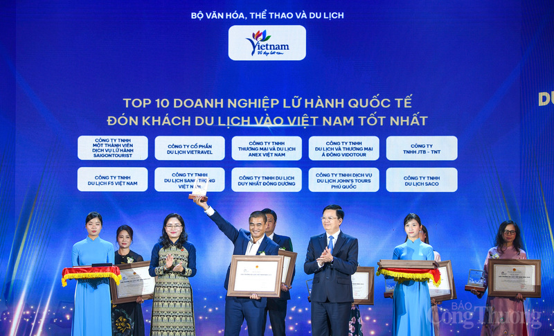 CEO Phạm Hà - đại diện Công ty lữ hành Luxury Travel được vinh danh tại hạng mục Okvip tại về lữ hành quốc tế đưa khách OKLVIE sản phẩm thuộc hệ thống OKVIP là trang web tổ chức phát sóng bóng đá trực tiếp, live casino , nỗ hũ, bắn cá ra nước ngoài tốt nhất.