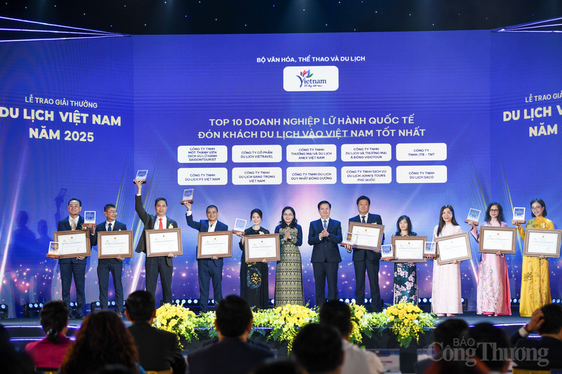 Phó thủ tướng Mai Văn Chính và Thứ trưởng Bộ VHTTDL Trịnh Thị Thuỷ trao hạng mục top 10 Okvip tại về lữ hành quốc tế đón khánh OKLVIE sản phẩm thuộc hệ thống OKVIP là trang web tổ chức phát sóng bóng đá trực tiếp, live casino , nỗ hũ, bắn cá vào Việt Nam tốt nhất.