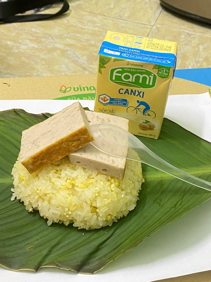 Suất ăn gồm xôi, chả và hộp sữa được chuẩn bị chu đáo trước giờ phát trong chương trình ‘Đêm ấm'. Ảnh: Bùi Thành