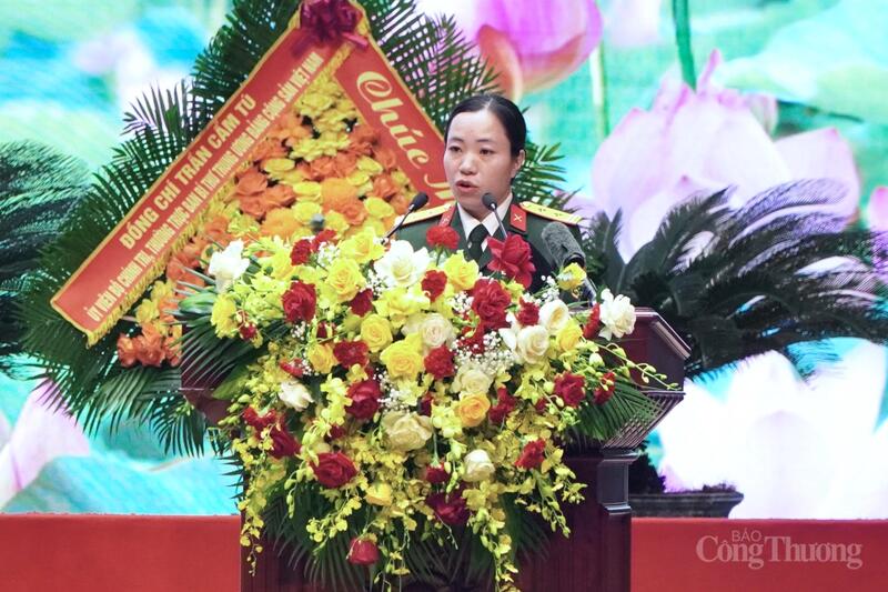 Trung tá Lê Thị Hằng trình bày báo cáo thành tích điển hình tiên tiến tại Okvip69.com bán cá nổ hủ Thi đua Quyết thắng toàn quân 2025. Ảnh: Minh Trang
