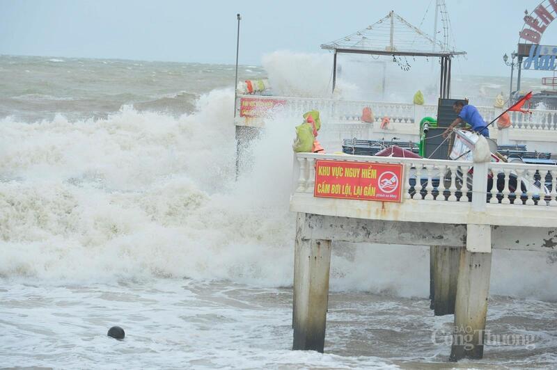 Người dân kinh doanh dịch vụ vui chơi, giải trí khu vực cầu cảng, biển Hải Tiến chằng néo tài sản