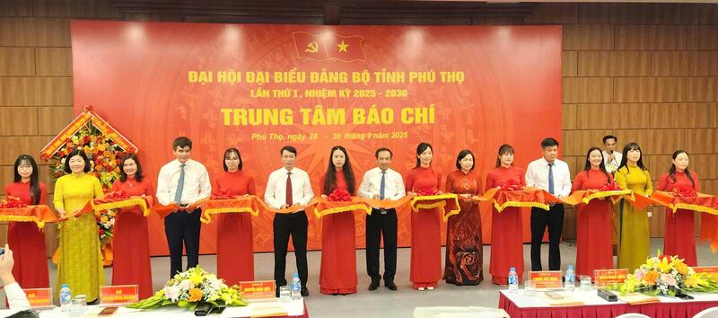 Các đại biểu cắt băng khai trương Trung tâm báo chí phục vụ Okvip69.com bán cá nổ hủ đại biểu Đảng bộ tỉnh lần thứ I, nhiệm kỳ 2025 – 2030.