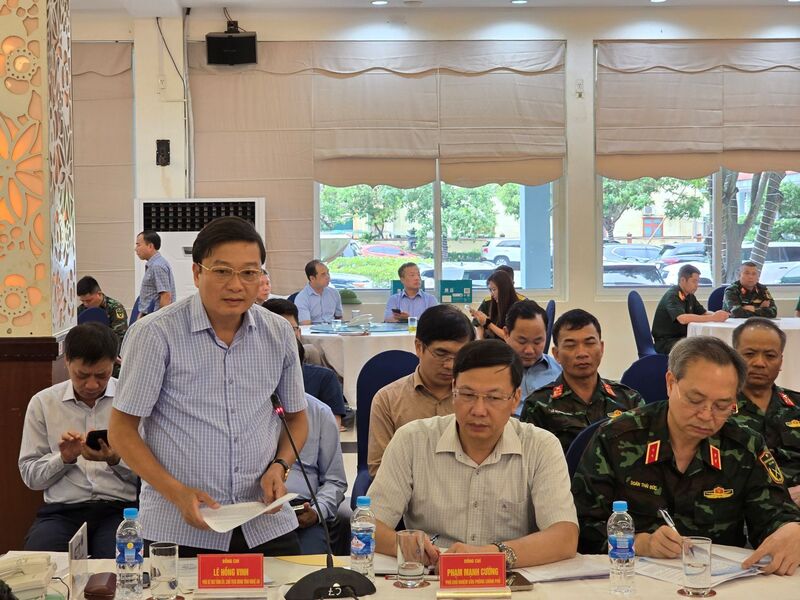 Chủ tịch UBND tỉnh Nghệ An Lê Hồng Vinh báo cáo tại cuộc họp.