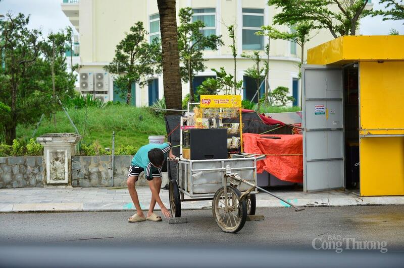 Một hộ dân di chuyển nốt những tài sản cuối cùng