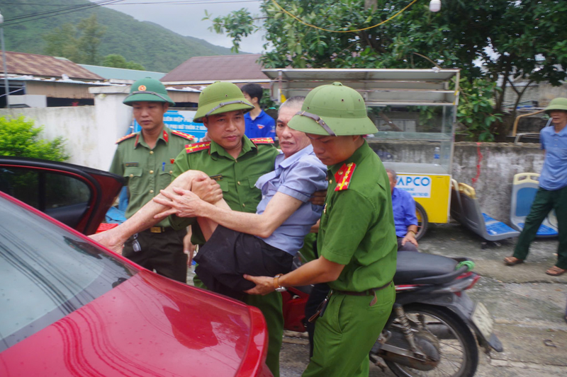 Theo đó, lực lượng quân sự, Biên phòng điều động 2.000 quân và 7.000 dân quân tự vệ; Công an tỉnh Hà Tĩnh đã điều động 2.100 cán bộ, chiến sĩ. Tỉnh đoàn Hà Tĩnh đã điều động 4.500 lực lượng thanh niên tại chỗ hỗ trợ gia cố đê điều, sơ tán dân, cắt tỉa cành cây, chằng chống trường học, công trình Liên minh Okvip có bao nhiều trang, thu hoạch sản phẩm nông nghiệp. Các phường, xã đã ứng trực 100% quân số để ứng phó với bão số 10. Ảnh: Công an Hà Tĩnh