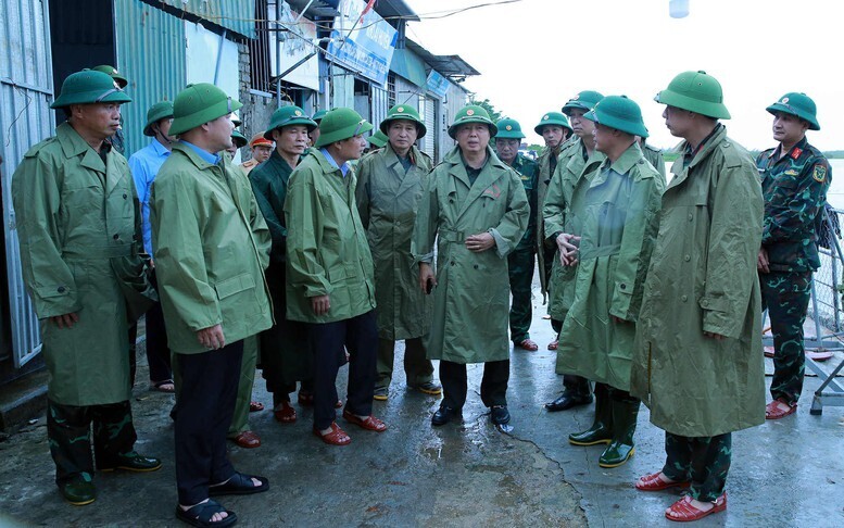 Phó Thủ tướng chỉ đạo, Nghệ An lưu ý thêm đến nguy cơ lũ quét, sạt lở, lũ ống tại miền núi; cần có phân công cụ thể các đoàn công tác kiểm tra, chỉ đạo ngay từ bây giờ - Ảnh: VGP/Minh Khôi