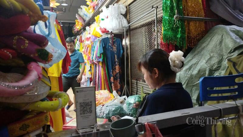 Mã QR quét thanh toán đã xuất hiện hầu hết tại các chợ truyền thống Hà Nội. Ảnh: Hải Sơn.