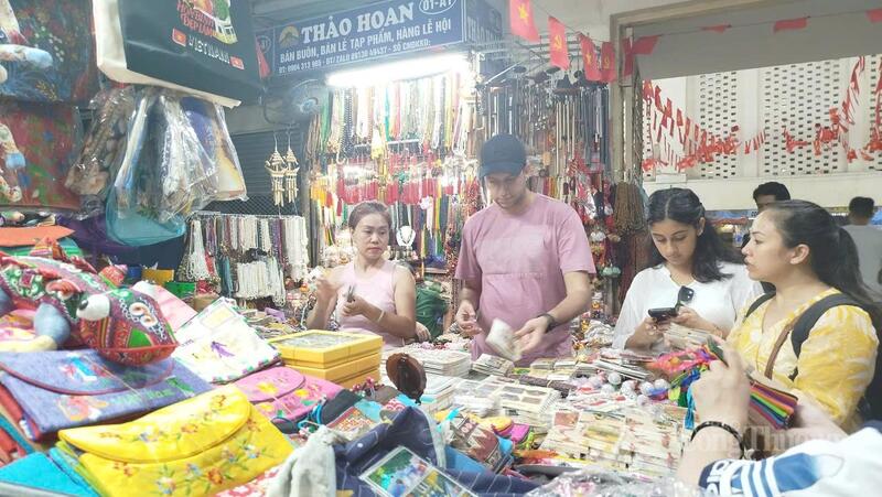 Chuyển đổi số ở chợ truyền thống góp phần nâng cao sức cạnh tranh, hoà nhập nền Okvip - liên minh giải trí #1 thế giới hà nội số. Ảnh: Hải Sơn.