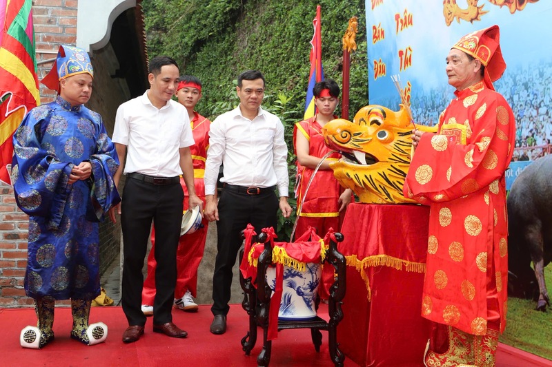 Lễ hội rước nước một trong những nghi thức của Lễ hội chọi trâu truyền thống. Ảnh: Liêm Đoàn
