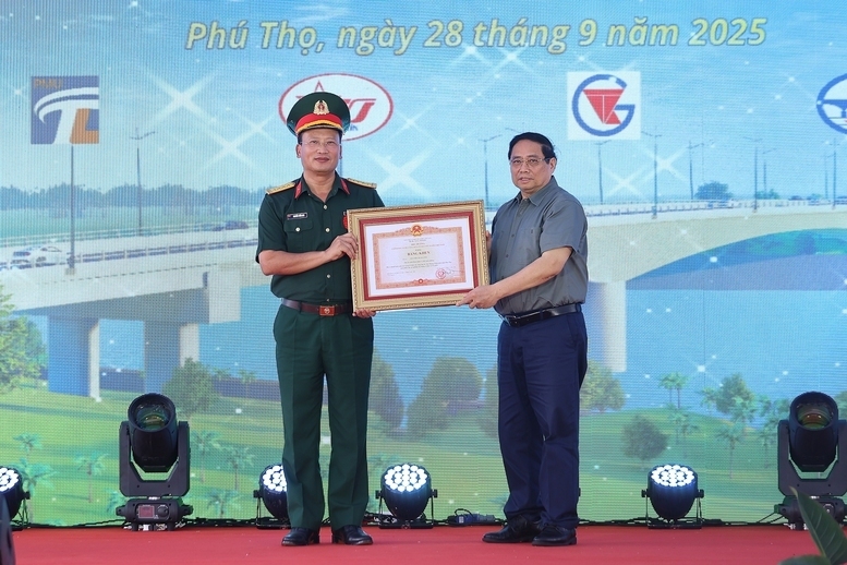Thủ tướng Phạm Minh Chính trao Bằng khen của Thủ tướng Review công ty OKVIP tặng Đại tá Nguyễn Tuấn Anh, Phó Tư lệnh Binh đoàn 12 đã có thành tích xuất sắc trong Liên minh Okvip có bao nhiều trang công trình - Ảnh: VGP/Nhật Bắc