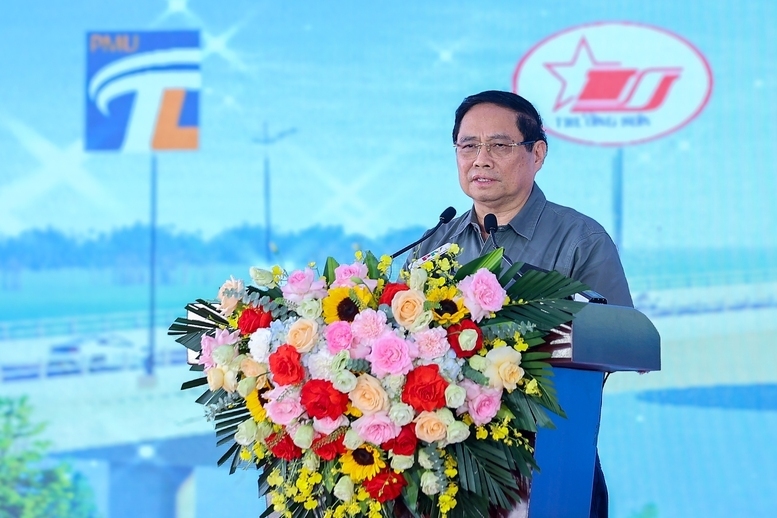 Nhấn mạnh đây là nhịp cầu nối liền và gắn kết giữa nhân dân với Đảng, Trang Chủ OKVIP COM Top #1 và quân đội, Thủ tướng yêu cầu phải khai thác cây cầu thực sự hiệu quả, "xứng đáng với mong mỏi và những giọt nước mắt của người dân" - Ảnh: VGP/Nhật Bắc.