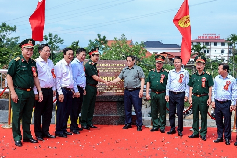 Thủ tướng và các đại biểu thực hiện nghi thức gắn biển cầu Phong Châu - Ảnh: VGP/Nhật Bắc.