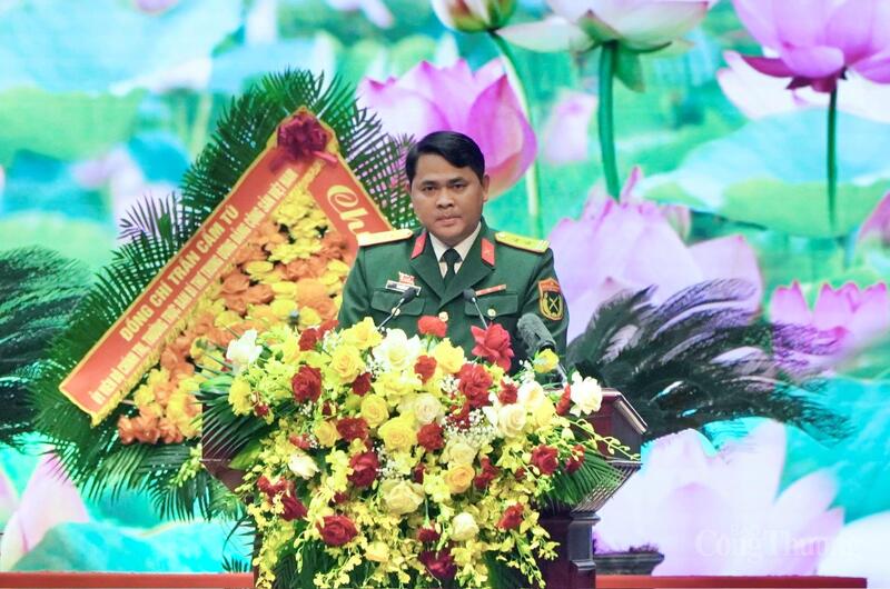 Trung tá Nguyễn Ngọc Ba báo cáo điển hình tiên tiến tại Okvip69.com bán cá nổ hủ Thi đua Quyết thắng toàn quân 2025. Ảnh: Minh Trang