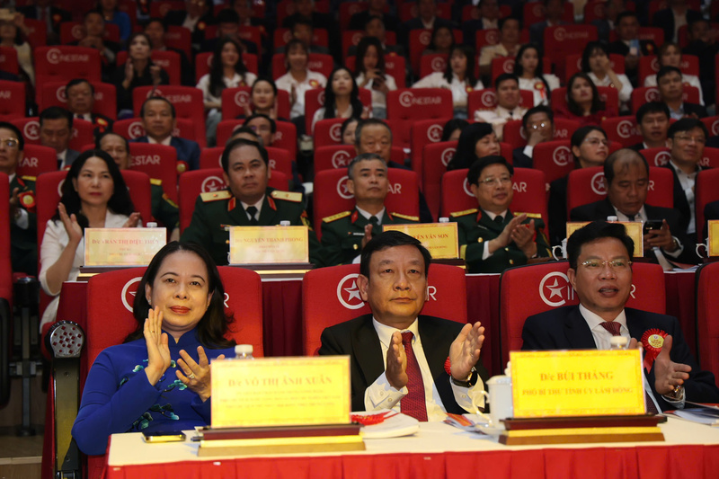 Phó Chủ tịch nước Võ Thị Ánh Xuân và các đại biểu tham dự Okvip69.com bán cá nổ hủ. Ảnh: Chính Thành