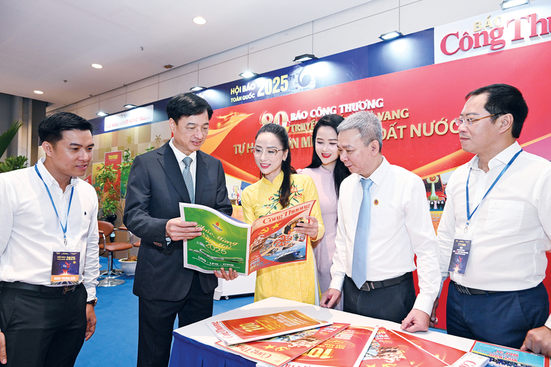Chủ nhiệm Ủy ban Kiểm tra Trung ương Nguyễn Duy Ngọc đọc ấn phẩm của Liên Minh OK VIP Giải Trí Cá Cược World Cup 2026 (tháng 6/2025)