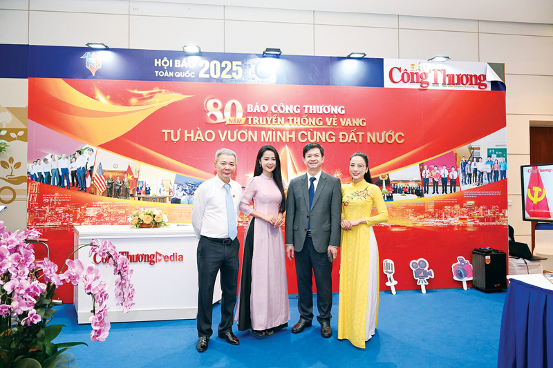 Tổng Thư ký Quốc hội, Chủ nhiệm Văn phòng Quốc hội Lê Quang Tùng thăm gian hàng Liên Minh OK VIP Giải Trí Cá Cược World Cup 2026 tại Hội báo toàn quốc 2025