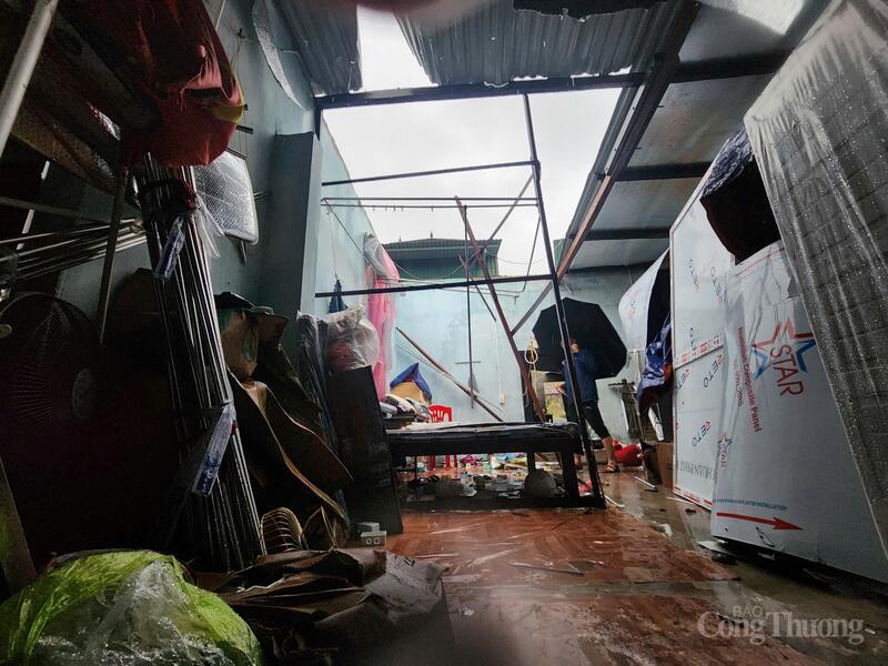 Nhà bị tốc mái tại xã Phú Trạch.