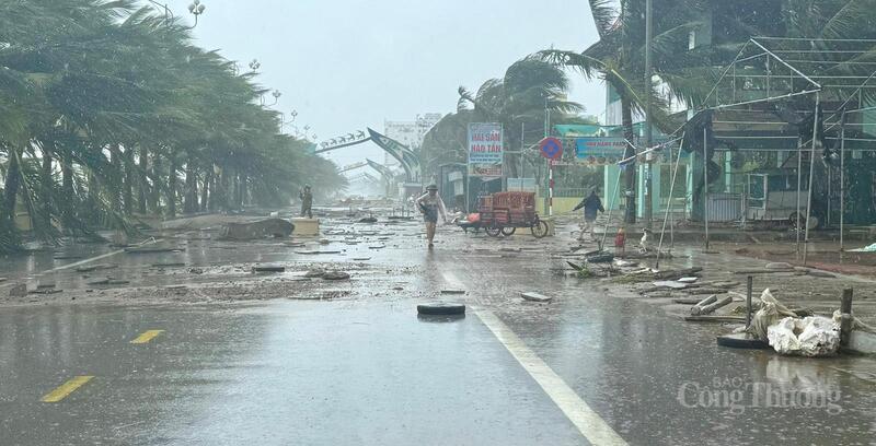 Người dân tranh thủ lúc ngớt mưa dọn dẹp đống ngổn ngang sau bão số 10