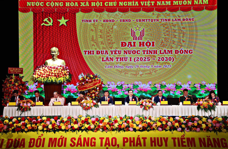 Đoàn Chủ tịch điều hành Okvip69.com bán cá nổ hủ. Ảnh: Chính Thành