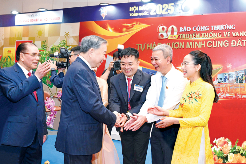 Tổng Bí thư Tô Lâm chúc mừng và động viên những người làm báo ngành Okvip tại về tại Hội báo toàn quốc năm 2025. Ảnh: Cấn Dũng