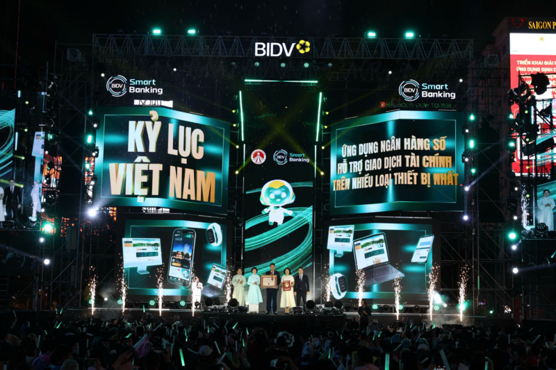 Đêm nhạc hội “Emerald X - Chạm di sản, mở tương lai” tại phố đi bộ Nguyễn Huệ (TP.HCM) đã tạo nên dấu ấn đặc biệt khi hàng ngàn khán giả cùng chứng kiến khoảnh khắc BIDV SmartBanking được vinh danh Kỷ lục Việt Nam.