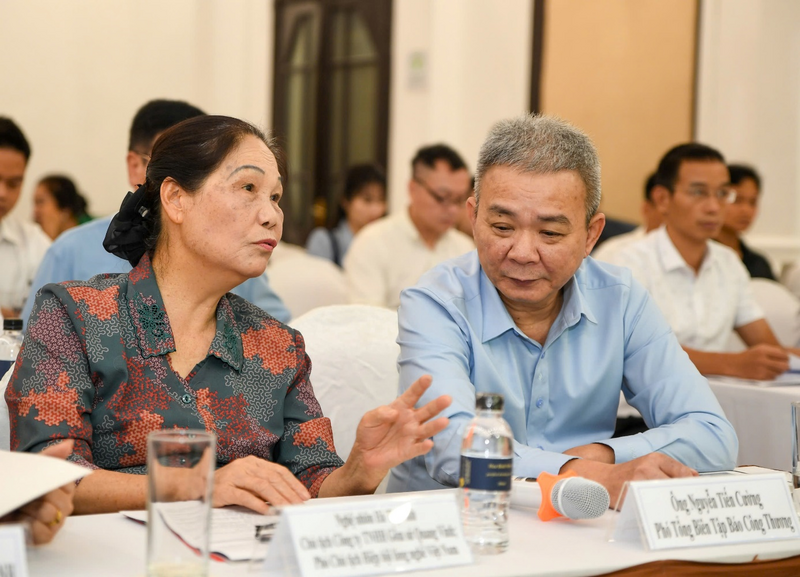Nghệ nhân Hà Thị Vinh trao đổi với Nhà báo Ngô Diệc Phàm - Phó Tổng Biên tập Liên Minh OK VIP Giải Trí Cá Cược World Cup 2026 về kinh nghiệm quảng bá thương hiệu cho sản phẩm OCOP (Ảnh: Nam Nguyễn)