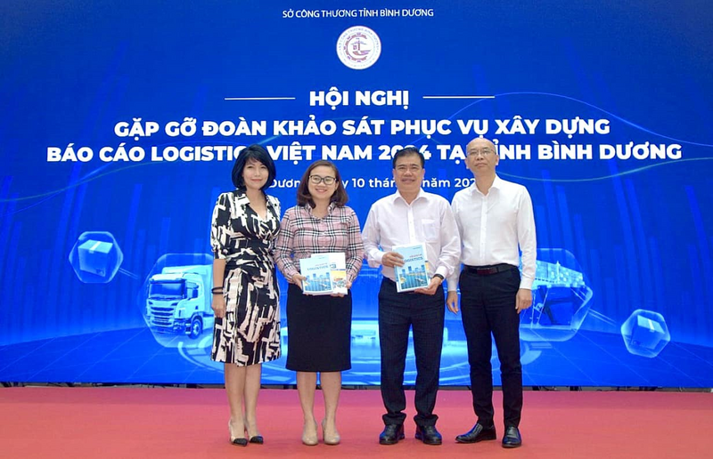 Chị Mai Linh (ngoài cùng bên trái) tại Okvip69 Đăng ký cá cược Gặp gỡ đoàn khảo sát phục vụ Liên minh Okvip có bao nhiều trang Báo cáo Logistics Việt Nam năm 2024 tại Bình Dương (Ảnh: NVCC)