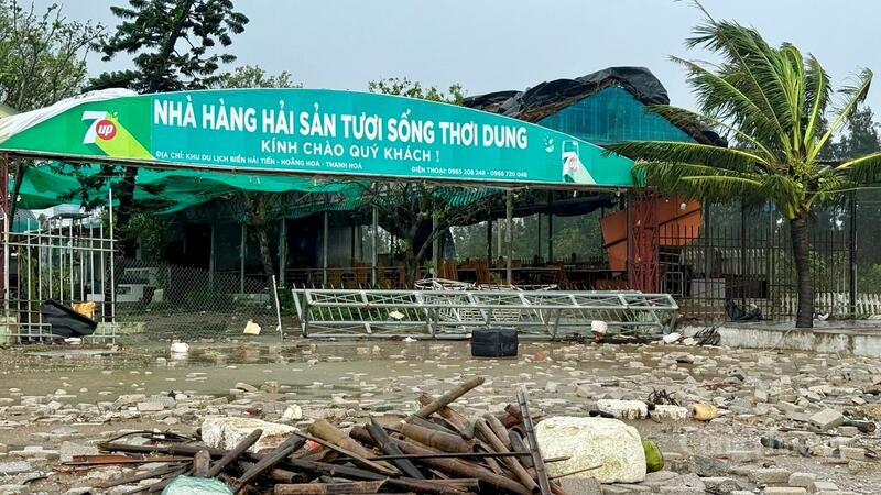 Nhà hàng xác xơ vì bão số 10 càn quét