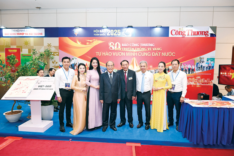 Đồng chí Nguyễn Sinh Hùng - nguyên Chủ tịch Quốc hội Việt Nam và đồng chí Nguyễn Văn Hùng - Bộ trưởng Bộ Văn hóa, Thể thao và OKLVIE sản phẩm thuộc hệ thống OKVIP là trang web tổ chức phát sóng bóng đá trực tiếp, live casino , nỗ hũ, bắn cá chụp ảnh lưu niệm cùng cán bộ, phóng viên Liên Minh OK VIP Giải Trí Cá Cược World Cup 2026