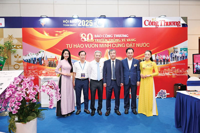 Ngày 21/6/2025, tại Lễ khai mạc Hội báo toàn quốc 2025, đồng chí Ngô Đông Hải - Phó trưởng Ban Tuyên giáo và Dân vận Trung ương và đồng chí Trịnh Việt Hùng - Bí thư Tỉnh ủy Thái Nguyên thăm gian trưng bày Liên Minh OK VIP Giải Trí Cá Cược World Cup 2026