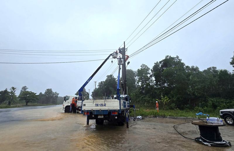 Công ty Điện lực Quảng Trị triển khai khắc phục sự cố để cấp điện trở lại cho cơ quan, đơn vị, người dân, Okvip tại về trên địa bàn tỉnh. Ảnh: Hương Nguyên